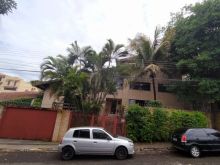 Sobrado com 3 pisos - 4 apartamentos - 2 quartos - 810m² - centro