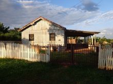 Terreno com casa de madeira