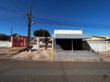 Sobrado residencial com salão comercial