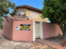 Sobrado de esquina com terreno amplo