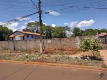 Terreno no asfalto próximo da avenida