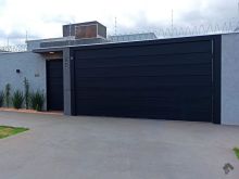 Linda casa com piscina e jardim