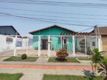 Casa térrea com amplo quintal