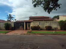 Ótima casa com amplo espaço de terreno