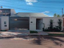 Casa térrea com 03 suítes e piscina