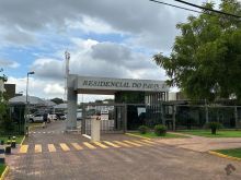 Apartamento rico em armários em condomínio