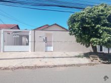 Casa térrea bem localizada