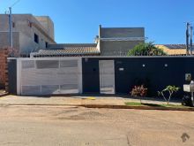 Casa sofisticada com móveis planejados - piscina e espaço gourmet