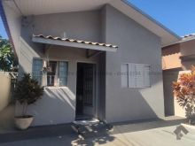 Casa com 3 quartos e 2 banheiros