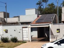 Casa com placa solar e estuda proposta