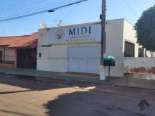 Salão comercial com 5 casas em vila de esquina