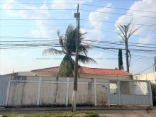 Casa térrea - quatro suítes - amplo espaço de garagem - dois portões