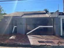 Casa térrea com 2 quartos e 1 suíte com armários