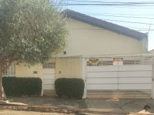 Espaçosa casa com quintal e 04 dormitórios
