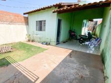 Casa com amplo espaço no fundo