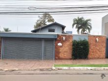 Linda casa com 3 suítes no bairro Carandá