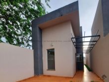 Linda casa com 3 quartos sendo uma suíte - sobra de terreno