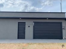 Casa ampla e moderna com edícula