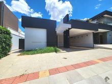 Casa térrea com piscina
