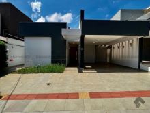 Casa térrea com 3 dormitórios e piscina