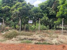 Terreno pronto para construir no asfalto