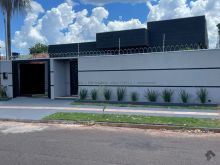 Linda casa com amplo espaço na Mata do Segredo