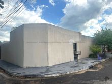 02 casas + salão com banheiro - com suítes