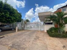 Apartamento térreo com 03 dormitórios sendo 01 suíte