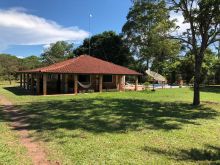 Linda chácara com piscina