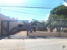 Casa com edícula - bem localizada