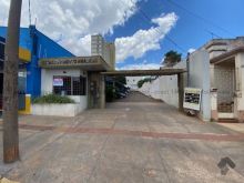 Estacionamento a poucos metros da 14 e seus bares