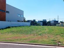 Terreno plano - uma quadra do clube - portaria