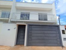 Sobrado com cômodos amplos