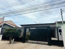 Linda casa térrea a 100m da praça