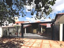 Casa térrea na rua Antônio Maria Coelho