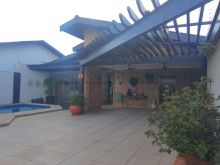 Com piscina e bar molhado