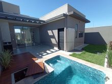 Casa moderna com piscina