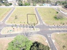 Terreno de esquina em Condomínio Riviera