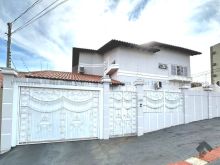 Belíssimo sobrado localizado no Centro