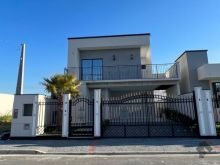 Casa dois pisos com piscina