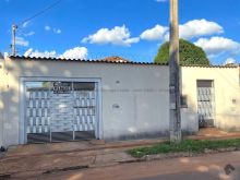 Casa com kitnet nos fundos
