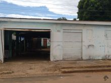 Casa comercial com vários cômodos