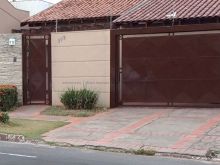 Casa bem localizada com dupla aptidão