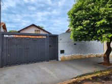 Sobrado com amplo jardim