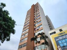 Amplo apartamento em frente à Santa Casa