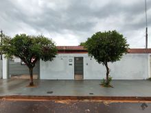 Casa com piscina no Rita Viera I