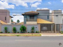 Sobrado imponente em rua comercial