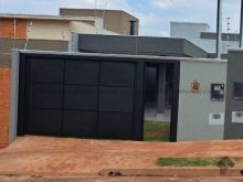 Linda casa com fino acabamento - terreno amplo
