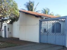 Casa ampla e espaçosa com piscina