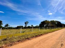 Chácara plana - próximo do asfalto - já murada